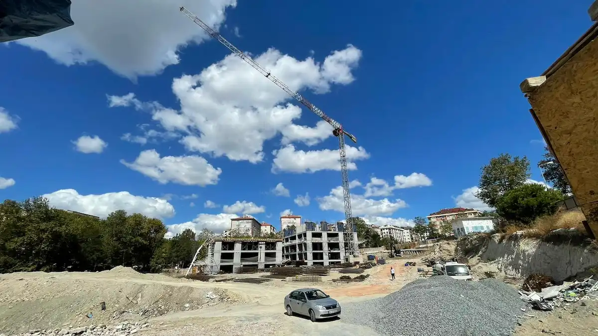 3 yılın sonunda şantiyenin durumu - 2 blokta kısmi ilerleme